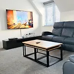 Stunning Two-bedroom At A3ree, Free Parking, Near Cribbs Causeway Mall شقة *