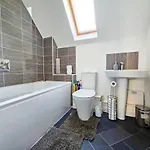 Stunning Two-bedroom At A3ree, Free Parking, Near Cribbs Causeway Mall * بريستول