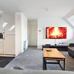 Stunning Two-bedroom At A3ree, Free Parking, Near Cribbs Causeway Mall شقة *