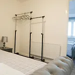 Stunning Two-bedroom At A3ree, Free Parking, Near Cribbs Causeway Mall * بريستول