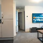 Stunning Two-bedroom At A3ree, Free Parking, Near Cribbs Causeway Mall شقة بريستول