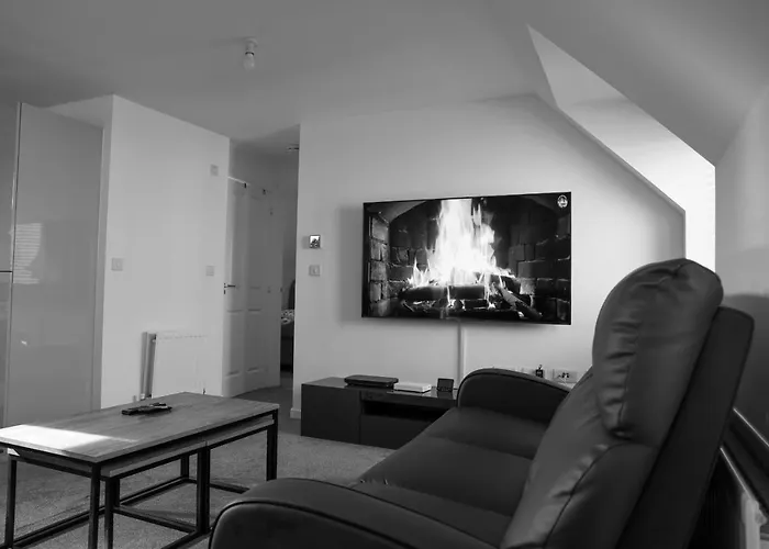 Апартаменти Stunning Two-bedroom At A3ree, Free Parking, Near Cribbs Causeway Mall *