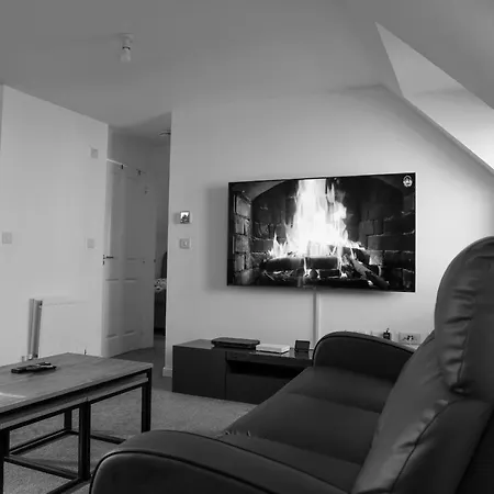 Apartament Stunning Two-bedroom At A3ree, Free Parking, Near Cribbs Causeway Mall *