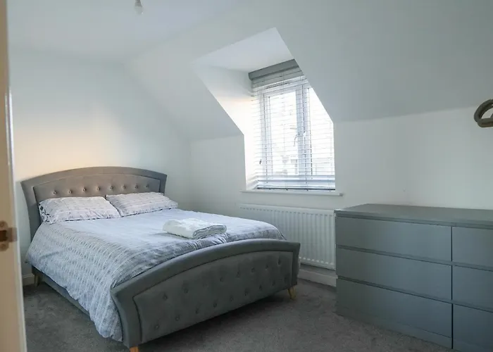 Apartament Stunning Two-bedroom At A3ree, Free Parking, Near Cribbs Causeway Mall *